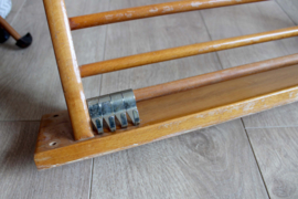 Vintage pannenrek -Piet Zwart voor Bruynzeel. Houten retro keuken / wandrek