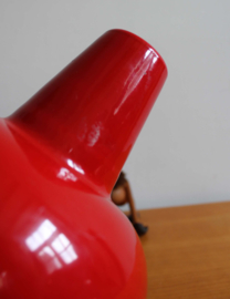 Rode retro bureaulamp. Vintage lampje met buigbare poot