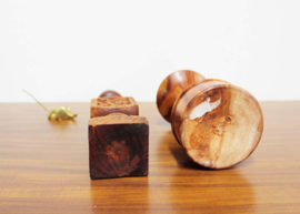 Set houten Wabi Sabi kaarsenhouders. 2 vintage kandelaars.