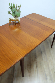 Vintage eettafel met uitschuifbaar blad. Houten Mid Century retro tafel.