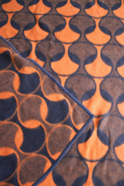 Tweepersoons vintage deken van Didas. Retro vegan sprei van dralon, oranje - bruin