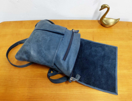 Blauwe leren schoudertas met een omslagflap. Italiaanse lederen crossbody tas