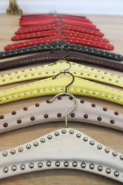 14 vintage kledinghangers van skai leer. Set retro kleerhangers o.a. met studs