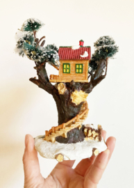 Gezellige boomhut voor in je kerstdorp. Kersthuisje / Kerst ornament