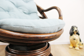 Rotan vintage draaistoel met blauw kussen.  Retro Manou fauteuil