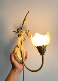 Romantische vintage wandlamp met bloemen. Hollywood regency stijl lamp.