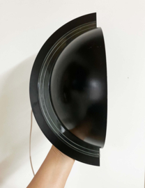 Zwarte halfronde vintage wandlamp. Retro design lamp, Memphis stijl