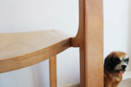 Set van 2 houten vintage design stoelen. Retro Brutalist stoel chair.