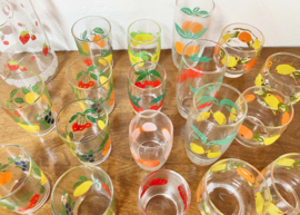 Grote set vintage sapglazen met karaf. Retro limonade glazen met fruit decor