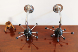 Set van 2 vintage Sputnik kapstokken. Zwarte retro design kapstokjes,  Osvaldi Borsani stijl
