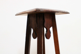 Hoog houten vintage tafeltje. Antieke Art Deco stijl plantentafel.