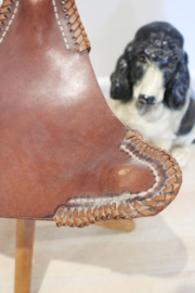 Houten vintage krukje met lederen zitting. Opvouwbare retro kruk, tripod