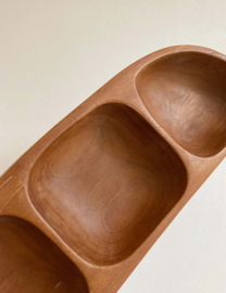 Houten vintage schaal met vakjes. Boho retro snackschaal