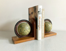 Set vintage boeksteunen met wereldbol. Houten retro boekensteun - globe