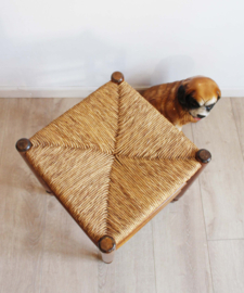 Houten vintage krukje met biezen zitting. Retro / boho bankje