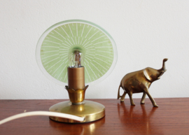 klein Art Deco lampje met groen glazen schijf. Goudkleurig vintage tafellampje