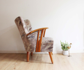 Vintage fauteuil met prachtige houten armleuningen. Zachte velours stoel