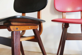 2 houten vintage stoelen met skai leer. Mid Century retro eetkamerstoel