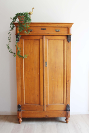 Antieke houten meidenkast. Vintage kast met planken en brede lade.
