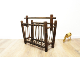 Vintage krantenbak van rotan. Rieten retro lectuurbak / magazine holder