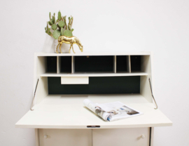 Witte vintage kast met opklapbaar blad. Houten retro secretaire/dressoir
