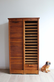 Grote antieke archiefkast met roldeuren. Houten vintage rolluikkast