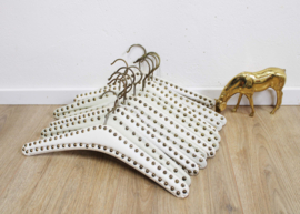 13 vintage kledinghangers van wit skai leer. Set retro kleerhangers met studs