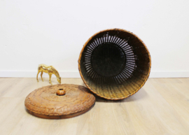 Grote vintage wicker mand met deksel. Rieten retro wasmand