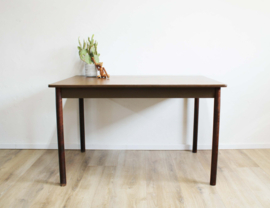 Stevige vintage tafel op houten poten. Retro eettafel.
