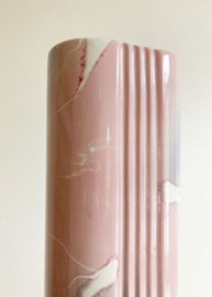 Vintage vaas met pastel decor. Roze / grijs retro vaasje met ribbels