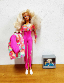 Vintage Barbiepop met roze outfit. Retro speelgoed pop, jaren 90.