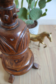 Grote houten vintage kandelaar. Handgesneden Brutalist kaarsen houder
