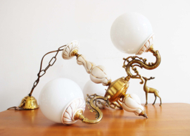 Goudkleurige vintage plafondlamp met witte bollen. Romantische kroonluchter