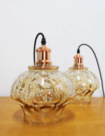 Set van 2 vintage hanglampjes van gebobbeld glas. Retro lampen met nieuw snoer