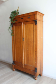 Antieke houten meidenkast. Vintage kast met planken en brede lade.