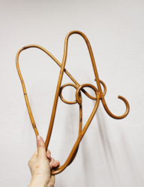 2 rotan vintage kledinghangers. Set retro kleerhanger / bamboe kapstok