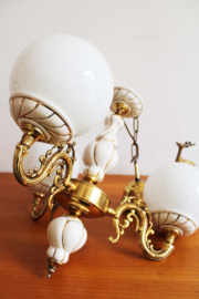 Goudkleurige vintage plafondlamp met witte bollen. Romantische kroonluchter