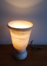 Kelk vormige tafellamp van albast. Vintage lamp in marmer look.