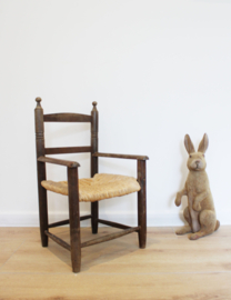 Houten kinderstoeltje met biezen zitting. Vintage stoeltje