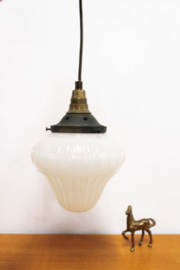 Antiek opaline hanglampje. Art Deco vintage lamp van wit glas