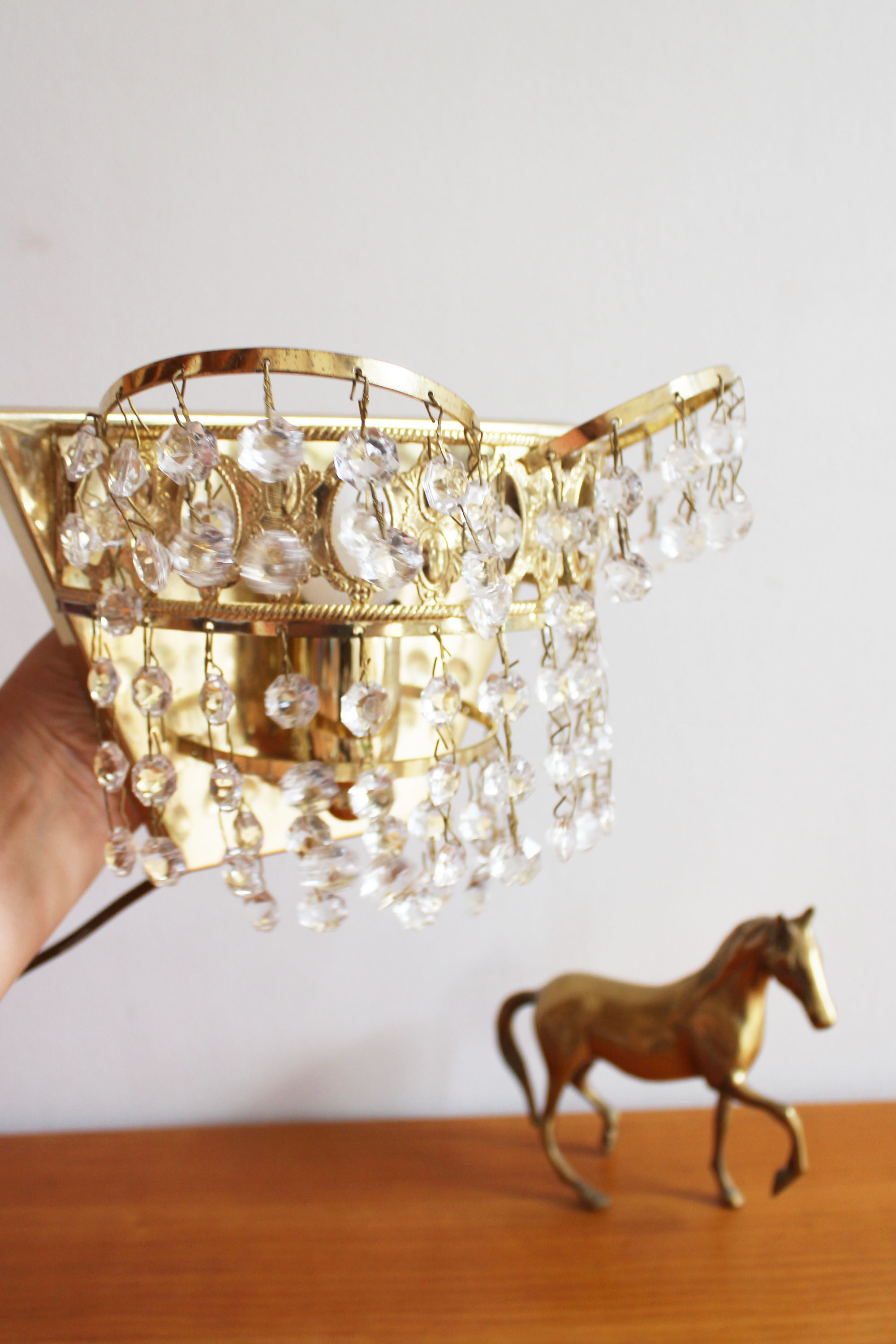 Goudkleurig vintage wandlampje met pegeltjes. Hollywood Regency stijl lamp