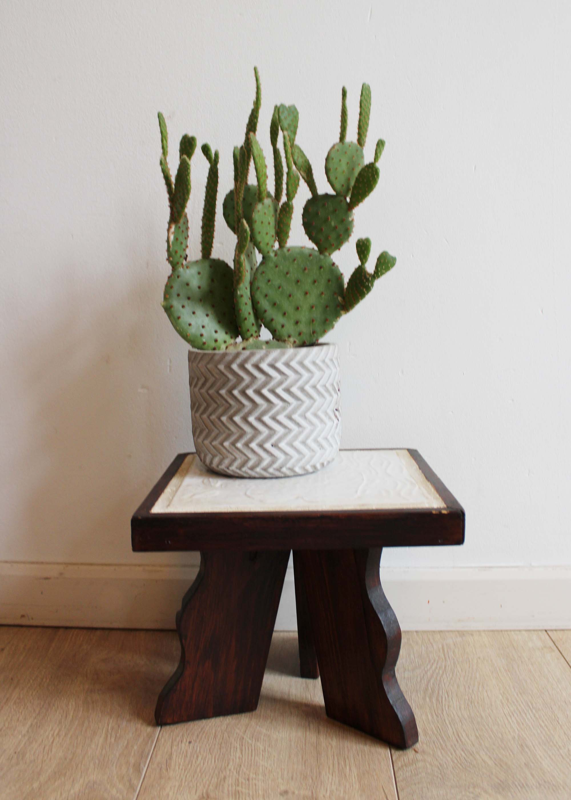 Klein vintage tafeltje met tegel. Retro plantentafel / bijzettafeltje