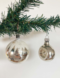 Set zilveren vintage kerstballen. Glazen deukbal en sneeuwbal