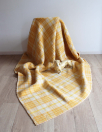 Grote gele wollen vintage deken - gebreken. Retro sprei/plaid -  186 x 216 cm.
