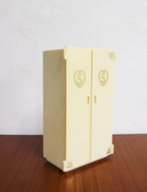 Vintage kledingkast voor Sindy (of Barbie) met inhoud. Retro speelgoed kast