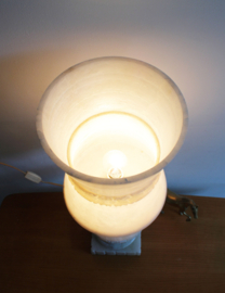 Super grote tafellamp van albast. Vintage lamp in marmer look.