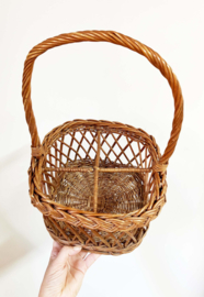 Rieten vintage mand met hengsel. Bohemien rotan flessen mandje