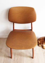 Houten vintage stoel met skai leer. Mid Century eetkamerstoel