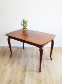 Vintage eettafel met uitschuifbaar blad. Sierlijke houten retro tafel.