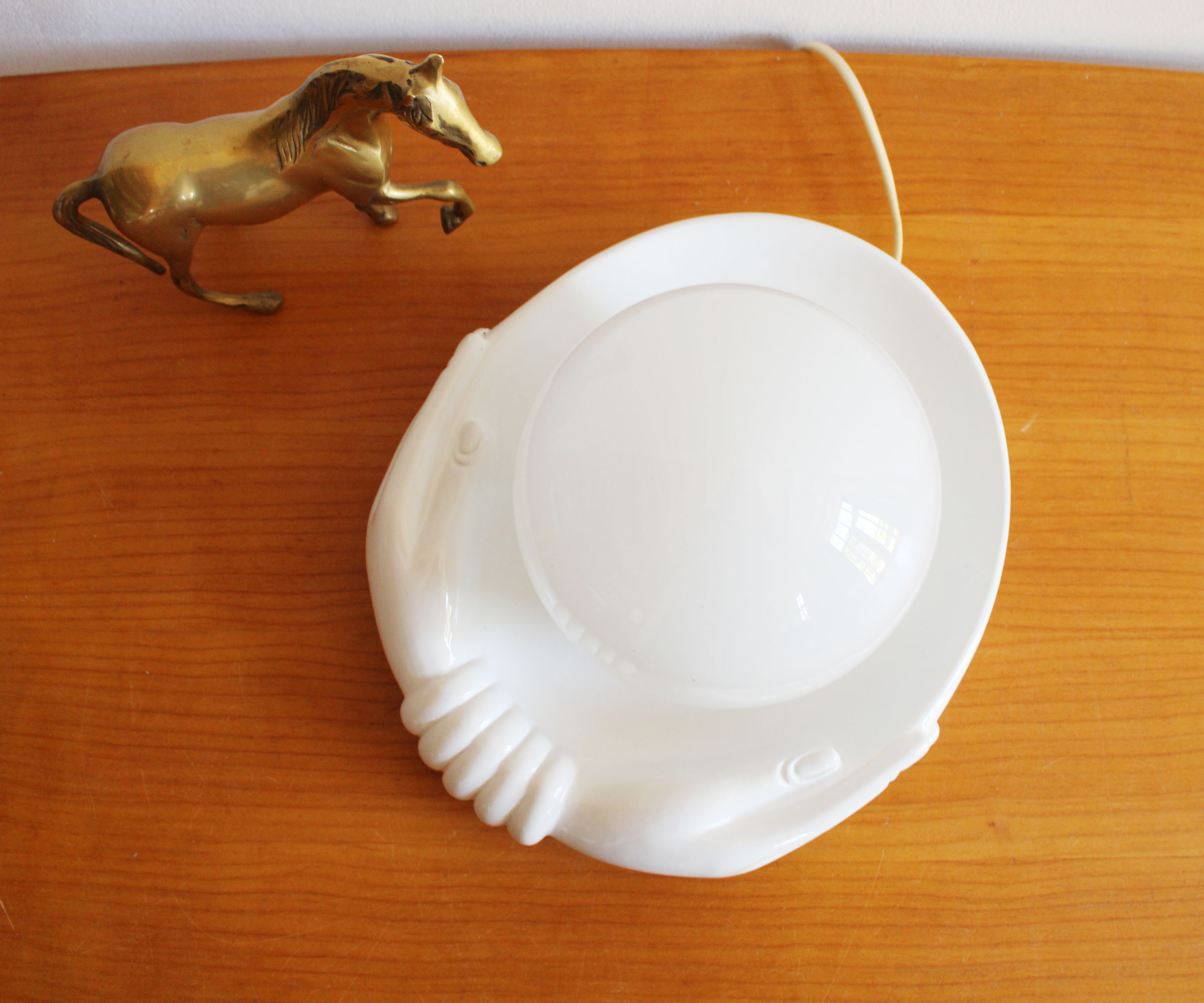 Witte vintage tafellamp, handen met bal. Keramieken retro bol lamp